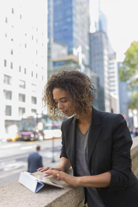 IMAGO Creative: Kreative Renaissance -- der junge Entrepreneur Afro female entrepreneur using digital tablet in city model released Symbolfoto BOYF01953