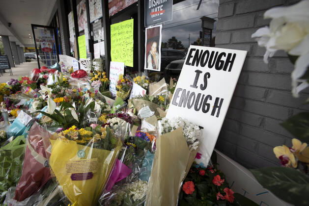 Bilder des Jahres 2021, News 03 März News Themen der Woche KW12 News Bilder des Tages March 24, 2021, Acworth, GA, USA: Flowers and memorials continue to be placed outside Youngs Massage Spa, a week after eight people were shot to death at three Atlanta area massage spas. Four people, including three Asian women who worked at this spa, were among those killed. The suspect, Robert Aaron Long, 21, told police the spas were a temptation for him that he wanted to eliminate. .Pictured: Ã Enough is EnoughO sign placed among the flowers Acworth USA - ZUMAn03_ 20210324_zaf_n03_003 Copyright: xRobinxRaynex