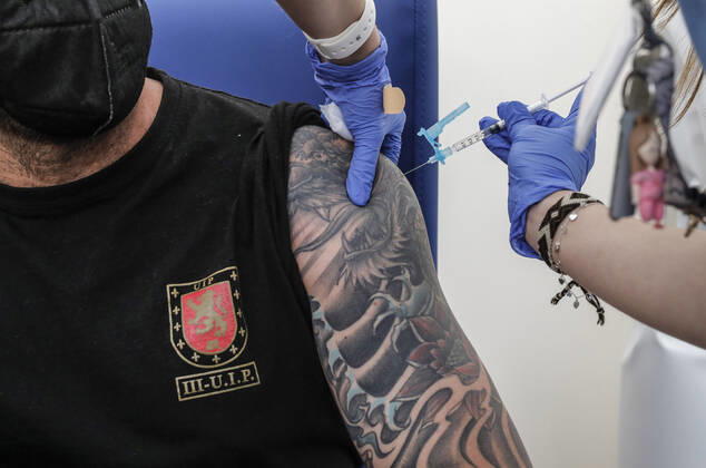 A man receives the first dose of AstraZeneca s vaccine at the Hospital la Fe, in Valencia, Valencia (Spain), 24 March 2021. Vaccination against covid-19 with AstraZeneca vials resumes today in the three field hospitals of the Valencian Community and it is expected that this week the first doses will be administered with these injections to about 90,000 teachers and other essential professional groups, as confirmed by sources of the Conselleria de Sanidad. 24 MARCH 2021;ASTRAZENECA;VALENCIA;VALENCIAN COMMUNITY;VACCINE Rober Solsona LagenciaEP 03 24 2021 VALENCIA, VALENCIAN COMMUNITY VALENCIA, VALENCIAN COMMUNITY Spain Copyright: xRoberxSolsonax 3619045