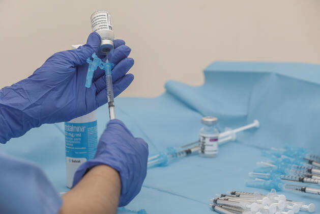 A healthcare professional holds a syringe next to a vial of AstraZeneca s vaccine at the Hospital la Fe in Valencia, Valencia, Valencia, Spain, 24 March 2021. Vaccination against covid-19 with AstraZeneca vials resumes today in the three field hospitals of the Valencian Community and it is expected that this week the first doses will be administered with these injections to about 90,000 teachers and other essential professional groups, as confirmed by sources of the Conselleria de Sanidad. 24 MARCH 2021;ASTRAZENECA;VALENCIA;VALENCIAN COMMUNITY;VACCINE Rober Solsona LagenciaEP 03 24 2021 VALENCIA, VALENCIAN COMMUNITY VALENCIA, VALENCIAN COMMUNITY Spain Copyright: xRoberxSolsonax 3619049