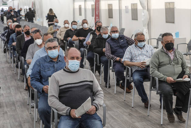 Several men go to receive the first dose of the AstraZeneca vaccine at the Hospital la Fe, in Valencia, Valencia (Spain), 24 March 2021. The vaccination against covid-19 with AstraZeneca vials resumes today in the three field hospitals of the Valencian Community and it is expected that this week the first doses will be administered with these injections to about 90,000 teachers and other essential professional groups, as confirmed by sources of the Ministry of Health. 24 MARCH 2021;ASTRAZENECA;VALENCIA;VALENCIAN COMMUNITY;VACCINE Rober Solsona LagenciaEP 03 24 2021 VALENCIA, VALENCIAN COMMUNITY VALENCIA, VALENCIAN COMMUNITY Spain Copyright: xRoberxSolsonax 3619157