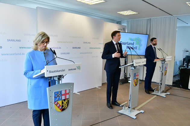 Saarlands Ministerpräsident Tobias Hans (CDU) und Wirtschaftsministerin Anke Rehlinger (SPD) stellen am Donnerstag (25.3.2021) eine neue Strategie für das Saarland vor: Impfen, Testen, Öffnen nennt sich die Leitlinie.