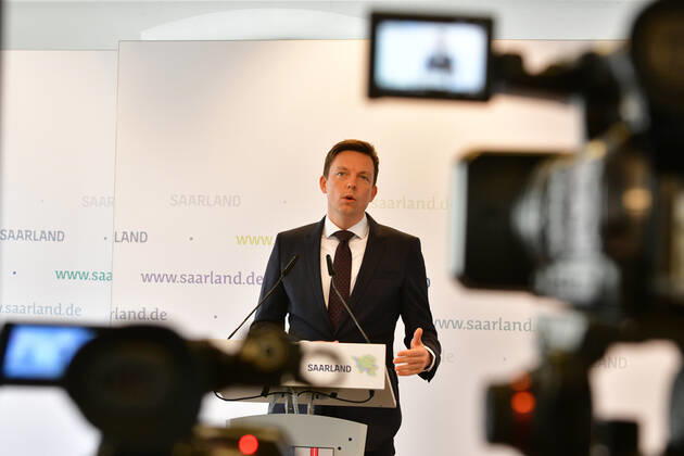 Saarlands Ministerpräsident Tobias Hans (CDU) und Wirtschaftsministerin Anke Rehlinger (SPD) stellen am Donnerstag (25.3.2021) eine neue Strategie für das Saarland vor: Impfen, Testen, Öffnen nennt sich die Leitlinie.