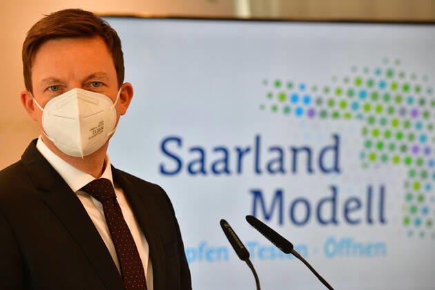 News Themen der Woche KW12 News Bilder des Tages Saarlands Ministerpräsident Tobias Hans (CDU) und Wirtschaftsministerin Anke Rehlinger (SPD) stellen am Donnerstag (25.3.2021) eine neue Strategie für das Saarland vor: Impfen, Testen, Öffnen nennt sich die Leitlinie.