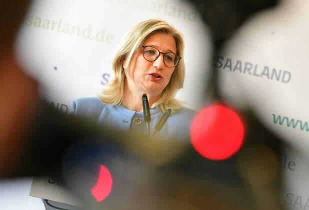 Saarlands Ministerpräsident Tobias Hans (CDU) und Wirtschaftsministerin Anke Rehlinger (SPD) stellen am Donnerstag (25.3.2021) eine neue Strategie für das Saarland vor: Impfen, Testen, Öffnen nennt sich die Leitlinie.