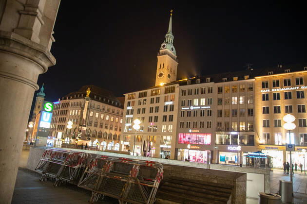 Coronavirus in München: Szenen am Abend, Die Münchner Innenstadt und Fußgängerzone ist am Abend Nacht des 24.3.2021 ziemlich leer. - The Munich pedestrian zone is almost empty at the night of March 24 2021. München Bayern Deutschland