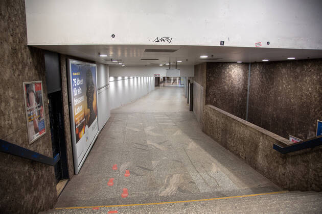 Coronavirus in München: Szenen am Abend, Die Ubahn am Stachus ist leer. Die Münchner Innenstadt und Fußgängerzone ist am Abend Nacht des 24.3.2021 ziemlich leer. - The Munich pedestrian zone is almost empty at the night of March 24 2021. München Bayern Deutschland