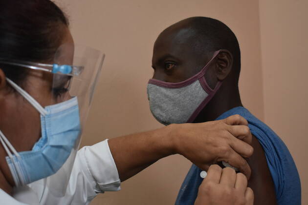 Coronavirus in Kuba, Impfungen mit regionalem Impfstoff in Havanna (210325) -- HAVANA, March 25, 2021 -- A medical worker administers a dose of locally made COVID-19 vaccine Soberana 02 to a volunteer at a community clinic in Havana, Cuba, on March 24, 2021. TO GO WITH Feature: Cuba inoculates medical workers against COVID-19 as homegrown vaccines enter final stage of trial ) CUBA-HAVANA-COVID-19-VACCINATION ZhuxWanjun