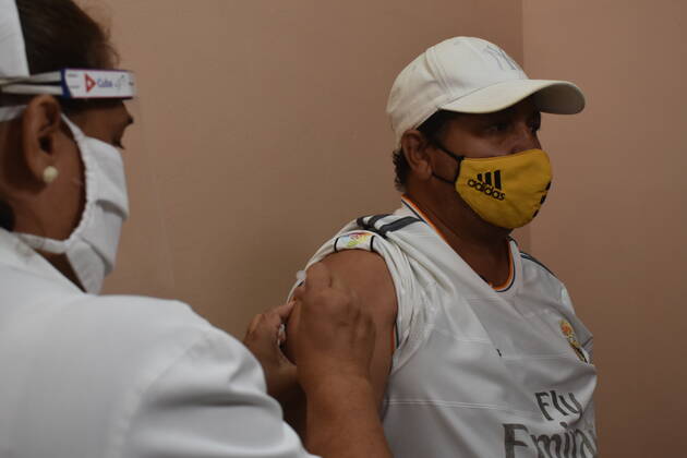 Coronavirus in Kuba, Impfungen mit regionalem Impfstoff in Havanna (210325) -- HAVANA, March 25, 2021 -- A medical worker administers a dose of locally made COVID-19 vaccine Soberana 02 to a volunteer at a community clinic in Havana, Cuba, on March 24, 2021. TO GO WITH Feature: Cuba inoculates medical workers against COVID-19 as homegrown vaccines enter final stage of trial ) CUBA-HAVANA-COVID-19-VACCINATION ZhuxWanjun