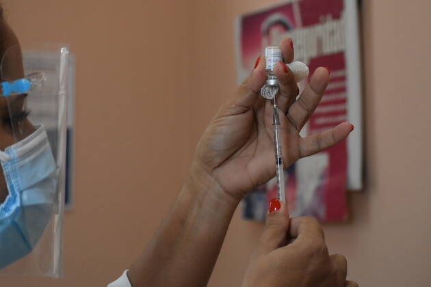 Coronavirus in Kuba, Impfungen mit regionalem Impfstoff in Havanna (210325) -- HAVANA, March 25, 2021 -- A medical worker prepares a dose of locally made COVID-19 vaccine Soberana 02 at a community clinic in Havana, Cuba, on March 24, 2021. TO GO WITH Feature: Cuba inoculates medical workers against COVID-19 as homegrown vaccines enter final stage of trial ) CUBA-HAVANA-COVID-19-VACCINATION ZhuxWanjun