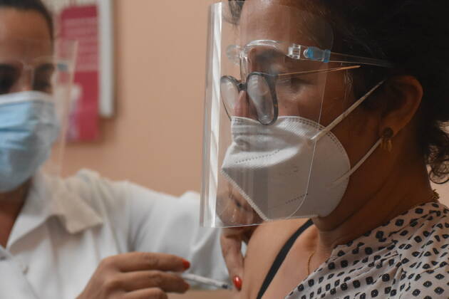 Coronavirus in Kuba, Impfungen mit regionalem Impfstoff in Havanna (210325) -- HAVANA, March 25, 2021 -- A medical worker administers a dose of locally made COVID-19 vaccine Soberana 02 to a volunteer at a community clinic in Havana, Cuba, on March 24, 2021. TO GO WITH Feature: Cuba inoculates medical workers against COVID-19 as homegrown vaccines enter final stage of trial ) CUBA-HAVANA-COVID-19-VACCINATION ZhuxWanjun