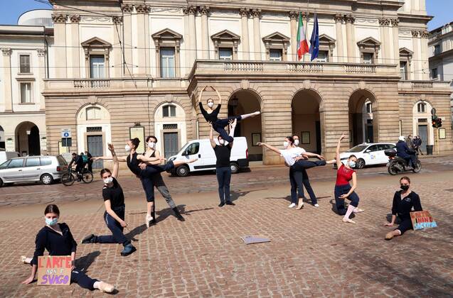 Coronavirus in Italien, Studenten der Mailänder Scala protestieren gegen Coronamaßnahmen foto ipp clemente marmorino milano 25 03 2021- coronavirus covid 19 - zona rossa - piazza della scala - protesta allievi scuola di danza classica e allievi accademia di brera protesta allievi scuola di danza