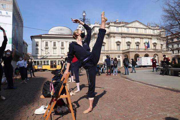 Coronavirus in Italien, Studenten der Mailänder Scala protestieren gegen Coronamaßnahmen foto ipp clemente marmorino milano 25 03 2021- coronavirus covid 19 - zona rossa - piazza della scala - protesta allievi scuola di danza classica e allievi accademia di brera protesta allievi scuola di danza