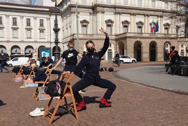 Coronavirus in Italien, Studenten der Mailänder Scala protestieren gegen Coronamaßnahmen foto ipp clemente marmorino milano 25 03 2021- coronavirus covid 19 - zona rossa - piazza della scala - protesta allievi scuola di danza classica e allievi accademia di brera protesta allievi scuola di danza