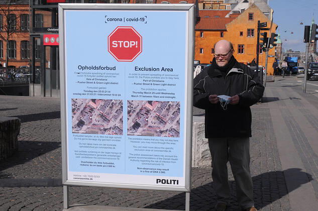 Coronavirus in Dänemark, Freistadt Christiania in Kopenhagen ist für Besucher gesperrt Copenhagen, Denmark. 25 March 2021, Danish police ovid-19 waring for exclusion area of christiania visitor and if not abey will cost fine 2,500 dk. almost 400 USdollars. (Photo..Francis Dean Deanpictures)