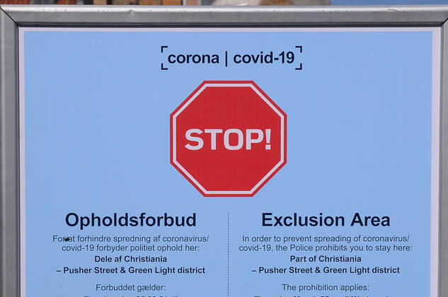 Coronavirus in Dänemark, Freistadt Christiania in Kopenhagen ist für Besucher gesperrt Copenhagen, Denmark. 25 March 2021, Danish police ovid-19 waring for exclusion area of christiania visitor and if not abey will cost fine 2,500 dk. almost 400 USdollars. (Photo..Francis Dean Deanpictures)