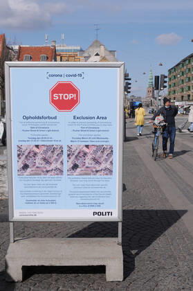 Coronavirus in Dänemark, Freistadt Christiania in Kopenhagen ist für Besucher gesperrt Copenhagen, Denmark. 25 March 2021, Danish police ovid-19 waring for exclusion area of christiania visitor and if not abey will cost fine 2,500 dk. almost 400 USdollars. (Photo..Francis Dean Deanpictures)