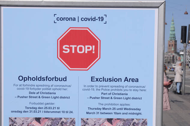 Coronavirus in Dänemark, Freistadt Christiania in Kopenhagen ist für Besucher gesperrt Copenhagen, Denmark. 25 March 2021, Danish police ovid-19 waring for exclusion area of christiania visitor and if not abey will cost fine 2,500 dk. almost 400 USdollars. (Photo..Francis Dean Deanpictures)