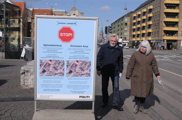 Coronavirus in Dänemark, Freistadt Christiania in Kopenhagen ist für Besucher gesperrt Copenhagen, Denmark. 25 March 2021, Danish police ovid-19 waring for exclusion area of christiania visitor and if not abey will cost fine 2,500 dk. almost 400 USdollars. (Photo..Francis Dean Deanpictures)