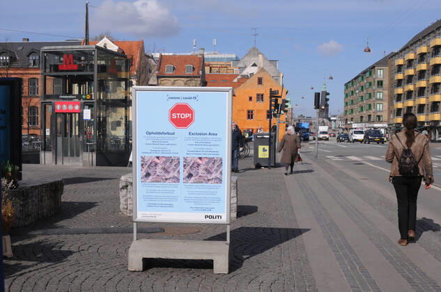 Coronavirus in Dänemark, Freistadt Christiania in Kopenhagen ist für Besucher gesperrt Copenhagen, Denmark. 25 March 2021, Danish police ovid-19 waring for exclusion area of christiania visitor and if not abey will cost fine 2,500 dk. almost 400 USdollars. (Photo..Francis Dean Deanpictures)