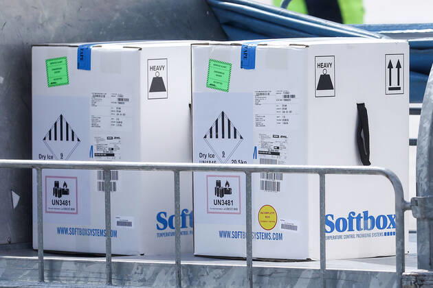 Coronavirus in Bosnien und Herzegowina, Ankunft von Pfizer-Impfstoff in Sarajewo PXL_Pfizer™s vaccine 23,000 doses of Pfizer™s vaccine from the COVAX program arrived at Sarajevo airport, in Bosnia, on March 25, 2021. ArminxDurgut PIXSELL
