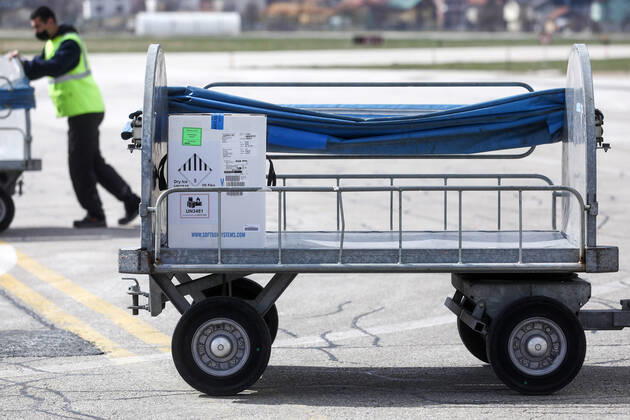 Coronavirus in Bosnien und Herzegowina, Ankunft von Pfizer-Impfstoff in Sarajewo PXL_Pfizer™s vaccine 23,000 doses of Pfizer™s vaccine from the COVAX program arrived at Sarajevo airport, in Bosnia, on March 25, 2021. ArminxDurgut PIXSELL