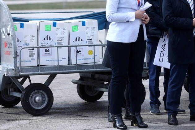Coronavirus in Bosnien und Herzegowina, Ankunft von Pfizer-Impfstoff in Sarajewo PXL_Pfizer™s vaccine 23,000 doses of Pfizer™s vaccine from the COVAX program arrived at Sarajevo airport, in Bosnia, on March 25, 2021. ArminxDurgut PIXSELL