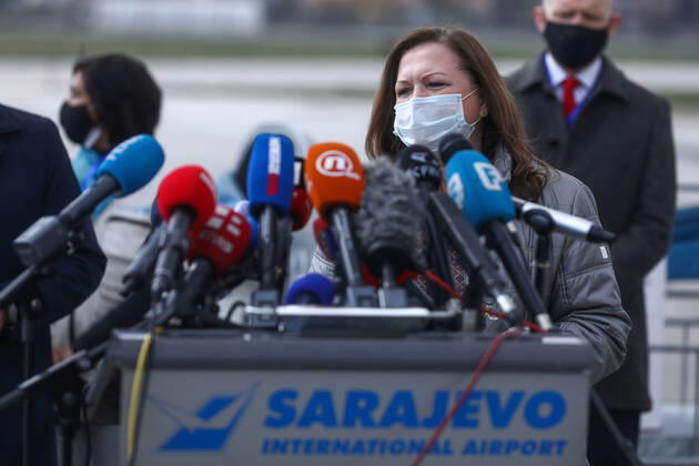 Coronavirus in Bosnien und Herzegowina, Ankunft von Pfizer-Impfstoff in Sarajewo PXL_Pfizer™s vaccine Ankica Gudeljevic at press conference after 23,000 doses of Pfizer™s vaccine from the COVAX program arrived at Sarajevo airport, in Bosnia, on March 25, 2021 ArminxDurgut PIXSELL