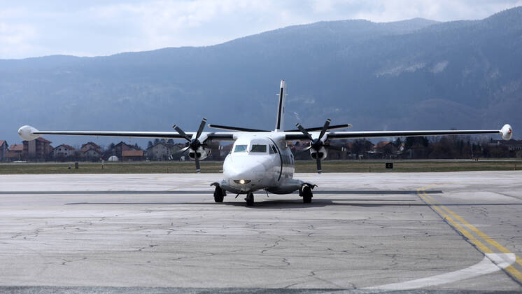 Coronavirus in Bosnien und Herzegowina, Ankunft von Pfizer-Impfstoff in Sarajewo PXL_Pfizer™s vaccine 23,000 doses of Pfizer™s vaccine from the COVAX program arrived at Sarajevo airport, in Bosnia, on March 25, 2021. ArminxDurgut PIXSELL