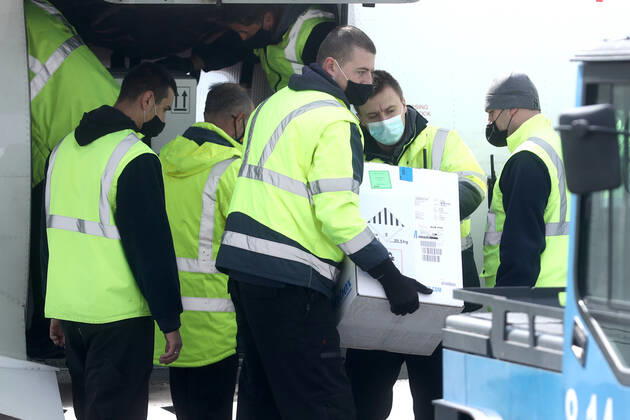 Coronavirus in Bosnien und Herzegowina, Ankunft von Pfizer-Impfstoff in Sarajewo PXL_Pfizer™s vaccine 23,000 doses of Pfizer™s vaccine from the COVAX program arrived at Sarajevo airport, in Bosnia, on March 25, 2021. ArminxDurgut PIXSELL