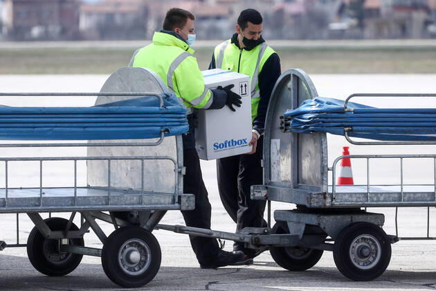 Coronavirus in Bosnien und Herzegowina, Ankunft von Pfizer-Impfstoff in Sarajewo PXL_Pfizer™s vaccine 23,000 doses of Pfizer™s vaccine from the COVAX program arrived at Sarajevo airport, in Bosnia, on March 25, 2021. ArminxDurgut PIXSELL