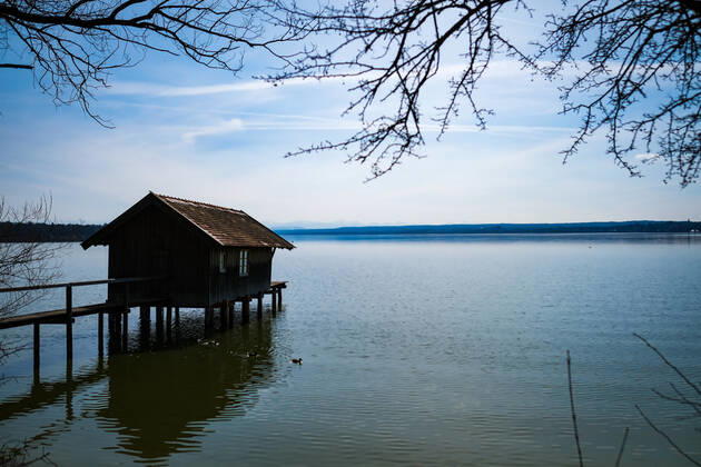 Frühlingswetter am Ammersee 25.03.2021: Frühlingswetter am Ufer des Ammersees bei Stegen (Inning am Ammersee; Oberbayern) mit Blick in Richtung Alpen. Inning Bayern Deutschland