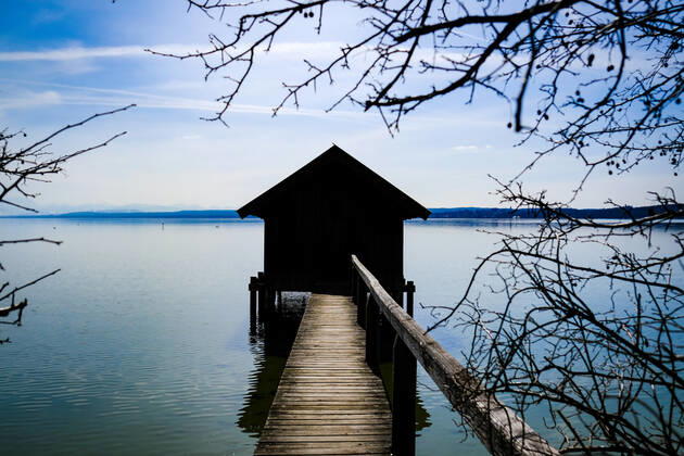 Frühlingswetter am Ammersee 25.03.2021: Frühlingswetter am Ufer des Ammersees bei Stegen (Inning am Ammersee; Oberbayern) mit Blick in Richtung Alpen. Inning Bayern Deutschland