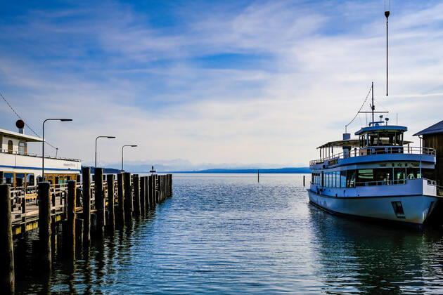 Frühlingswetter am Ammersee 25.03.2021: Schiffe bei Frühlingswetter im Hafen von Stegen (Inning am Ammersee; Oberbayern) mit Blick in Richtung Alpen. Inning Bayern Deutschland