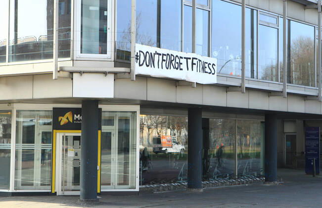 An der Fassade eines wegen des Lockdowns geschlossenen Studios der Kette McFit ist ein Plakat mit einem Hilferuf angebracht. Borgfelde Hamburg
