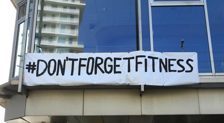 An der Fassade eines wegen des Lockdowns geschlossenen Studios der Kette McFit ist ein Plakat mit einem Hilferuf angebracht. Borgfelde Hamburg