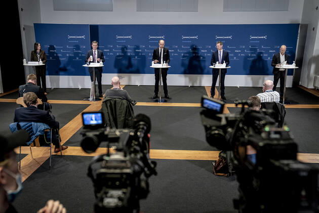 Sundhedsminister Magnus Heunicke, justitsminister Nick Haekkerup, Sundhedsstyrelsens direktoer Soeren Brostroem, direktoer i Statens Serum Institut Henrik Ullum samt direktoer i Styrelsen for Forsyningssikkerhed Lisbet Zilmer-Johns afholder pressemoede om status paa covid-19, genaabning og lokale nedlukninger, i Eigtveds Pakhus i Koebenhavn, torsdag den 25. marts 2021. , Copenhagen Denmark Copyright: RitzauxScanpix MadsxClausxRasmussenx COP109 spdk20210325-175525-L