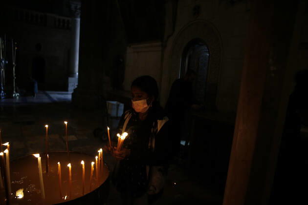 March 25, 2021, Jerusalem, West Bank, Palestinian Territory: Christian worshippers pray inside Church of Holy Sepulcher, amid the coronavirus lockdown, in Jerusalem s Old City, on March 25, 2021. The Palestinian government decided to re-apply the partial closure in the West Bank, with the continued suspension of schools, with the exception of high school students, until April 3 to confront the spread of the Corona virus. The government spokesman said in a statement that it has also been decided that the closure will continue on Friday and Saturday of every week, except for pharmacies and bakeries Jerusalem Palestinian Territory - ZUMAap3_ 20210325_zaf_ap3_083 Copyright: xJamalxAwadx
