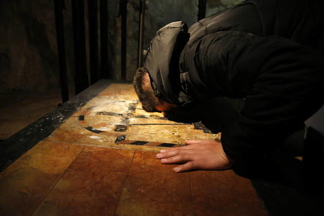 March 25, 2021, Jerusalem, West Bank, Palestinian Territory: Christian worshippers pray inside Church of Holy Sepulcher, amid the coronavirus lockdown, in Jerusalem s Old City, on March 25, 2021. The Palestinian government decided to re-apply the partial closure in the West Bank, with the continued suspension of schools, with the exception of high school students, until April 3 to confront the spread of the Corona virus. The government spokesman said in a statement that it has also been decided that the closure will continue on Friday and Saturday of every week, except for pharmacies and bakeries Jerusalem Palestinian Territory - ZUMAap3_ 20210325_zaf_ap3_085 Copyright: xJamalxAwadx