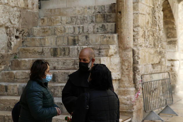 March 25, 2021, Jerusalem, West Bank, Palestinian Territory: Christian worshipers walk inside Church of Holy Sepulcher, amid the coronavirus lockdown, in Jerusalem s Old City, on March 25, 2021. The Palestinian government decided to re-apply the partial closure in the West Bank, with the continued suspension of schools, with the exception of high school students, until April 3 to confront the spread of the Corona virus. The government spokesman said in a statement that it has also been decided that the closure will continue on Friday and Saturday of every week, except for pharmacies and bakeries Jerusalem Palestinian Territory - ZUMAap3_ 20210325_zaf_ap3_086 Copyright: xJamalxAwadx