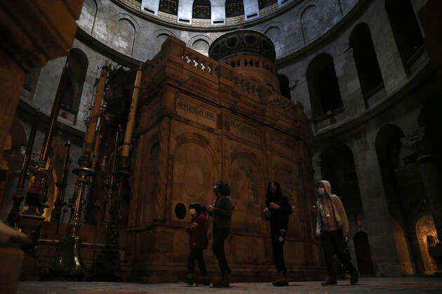 March 25, 2021, Jerusalem, West Bank, Palestinian Territory: Christian worshipers walk inside Church of Holy Sepulcher, amid the coronavirus lockdown, in Jerusalem s Old City, on March 25, 2021. The Palestinian government decided to re-apply the partial closure in the West Bank, with the continued suspension of schools, with the exception of high school students, until April 3 to confront the spread of the Corona virus. The government spokesman said in a statement that it has also been decided that the closure will continue on Friday and Saturday of every week, except for pharmacies and bakeries Jerusalem Palestinian Territory - ZUMAap3_ 20210325_zaf_ap3_088 Copyright: xJamalxAwadx