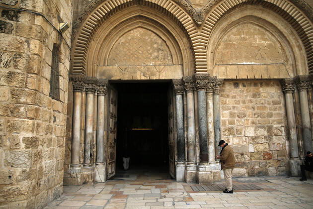 March 25, 2021, Jerusalem, West Bank, Palestinian Territory: Christian worshipers walk inside Church of Holy Sepulcher, amid the coronavirus lockdown, in Jerusalem s Old City, on March 25, 2021. The Palestinian government decided to re-apply the partial closure in the West Bank, with the continued suspension of schools, with the exception of high school students, until April 3 to confront the spread of the Corona virus. The government spokesman said in a statement that it has also been decided that the closure will continue on Friday and Saturday of every week, except for pharmacies and bakeries Jerusalem Palestinian Territory - ZUMAap3_ 20210325_zaf_ap3_091 Copyright: xJamalxAwadx