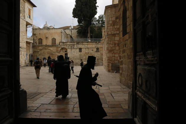 March 25, 2021, Jerusalem, West Bank, Palestinian Territory: Christian worshipers walk inside Church of Holy Sepulcher, amid the coronavirus lockdown, in Jerusalem s Old City, on March 25, 2021. The Palestinian government decided to re-apply the partial closure in the West Bank, with the continued suspension of schools, with the exception of high school students, until April 3 to confront the spread of the Corona virus. The government spokesman said in a statement that it has also been decided that the closure will continue on Friday and Saturday of every week, except for pharmacies and bakeries Jerusalem Palestinian Territory - ZUMAap3_ 20210325_zaf_ap3_094 Copyright: xJamalxAwadx