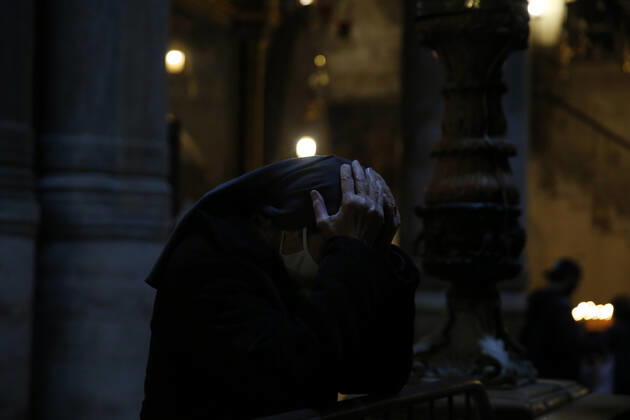 March 25, 2021, Jerusalem, West Bank, Palestinian Territory: Christian worshippers pray inside Church of Holy Sepulcher, amid the coronavirus lockdown, in Jerusalem s Old City, on March 25, 2021. The Palestinian government decided to re-apply the partial closure in the West Bank, with the continued suspension of schools, with the exception of high school students, until April 3 to confront the spread of the Corona virus. The government spokesman said in a statement that it has also been decided that the closure will continue on Friday and Saturday of every week, except for pharmacies and bakeries Jerusalem Palestinian Territory - ZUMAap3_ 20210325_zaf_ap3_099 Copyright: xJamalxAwadx