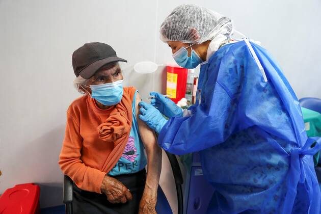 An elder woman is vaccinated against covid-19 at the Luz Elena Arismendi Hospital in Quito, Ecuador, 25 March 2021. Ecuador added 1,849 new cases of covid-19 on Thursday and raised its number of people infected during the pandemic to more than 318,000, the Ministry of Public Health reported. On 4 March 2021, Phase 1 of the vaccination began in the country, with which it is expected to immunize 2 million people until 20 May 2021, a process that is excessively slow and that has already cost two Health Ministers their resignation: Juan Carlos Zevallos and Rodolfo Farfan. Vaccination day at the Luz Elena Arismendi Hospital in Quito !ACHTUNG: NUR REDAKTIONELLE NUTZUNG!  Copyright: xJosexJacomex AME5551 20210325-637523042037032499