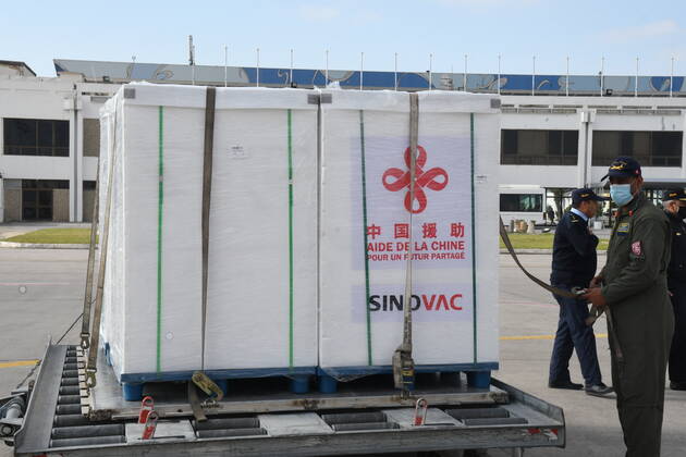 (210326) -- TUNIS, March 26, 2021 -- Airport workers unload the China-aided COVID-19 vaccine at the Carthage International Airport in Tunis, Tunisia, March 25, 2021. Tunisia received on Thursday a batch of COVID-19 vaccine donated by China and delivered aboard a military plane of the Tunisian Ministry of Defense. (Photo by Xinhua) TUNISIA-TUNIS-COVID-19 VACCINE-CHINA AID AdelxEzzine 
