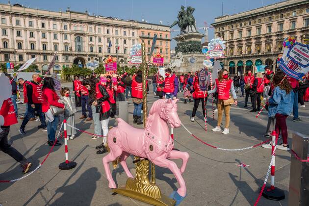 Coronavirus in Italien, Schausteller und Zirkusleute protestieren in Mailand Milan. Carousel and circus event in Piazza Duomo for the reopening of circuses and shows Editorial Usage Only  Copyright: xCarloxCozzolix xIPAx