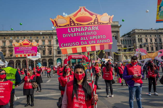 Coronavirus in Italien, Schausteller und Zirkusleute protestieren in Mailand Milan. Carousel and circus event in Piazza Duomo for the reopening of circuses and shows Editorial Usage Only  Copyright: xCarloxCozzolix xIPAx