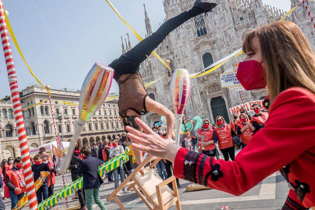 Coronavirus in Italien, Schausteller und Zirkusleute protestieren in Mailand Milan. Carousel and circus event in Piazza Duomo for the reopening of circuses and shows Editorial Usage Only  Copyright: xCarloxCozzolix xIPAx