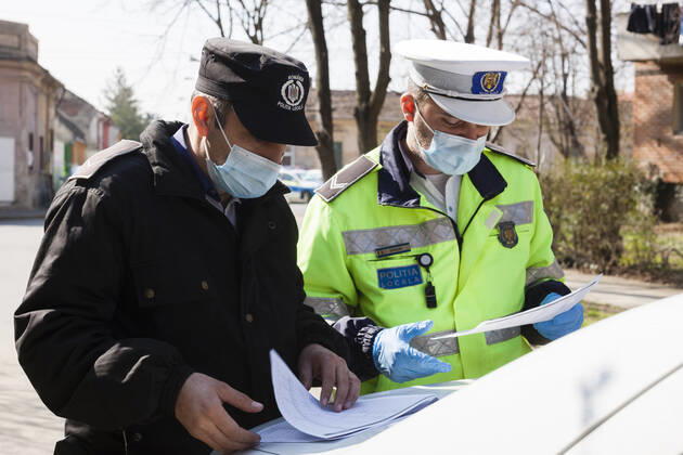 Coronavirus in Rumänien, Polizei überprüft Einhaltung der Quarantäne March 26, 2021, Timisoara, Timis, Romania: Police officers form the Timisoara Local Police Department check on people who are sick with COVID-19 and quarantined at their residence for 14 days, to ensure that they are respecting the quarantine imposed by the Department of Public Health and to inquire whether they are short on basic necessities such as food or medication. Timisoara Romania - ZUMAp180 20210326_zip_p180_001 Copyright: xCornelxPutanx